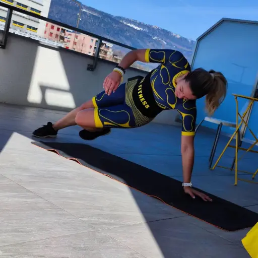 EMS Fmme portant une combinaison d'électrostimulation pendant un entraînement